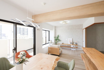 【居間・リビング】 | コスモ守山四番館　天然木『耳』つきフルリノベーション | クリエイター厳選の家具・照明付きで販売です