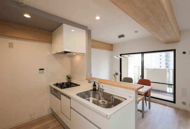 コスモ守山四番館　天然木フルリノベーションのキッチン|キッチンの飾り棚はカエデです
ハウステックのキッチンです綺麗に使用されています。