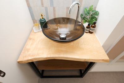 【洗面所】 | コスモ守山四番館　天然木『耳』つきフルリノベーション | 天然木を使用した造作洗面（栃）