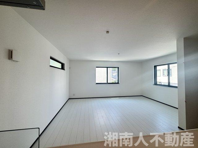 鎌倉市今泉３丁目新築戸建の居間・リビング|こちらのリビングで趣味の時間をお楽しみください