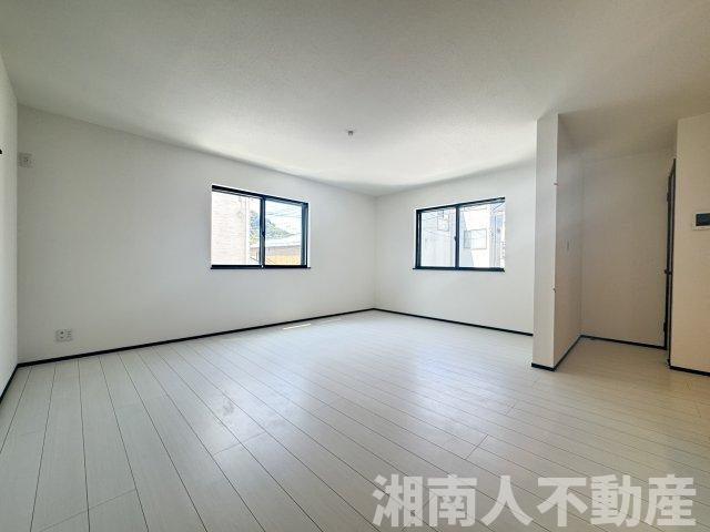 鎌倉市今泉３丁目新築戸建の居間・リビング|おしゃれな居間です