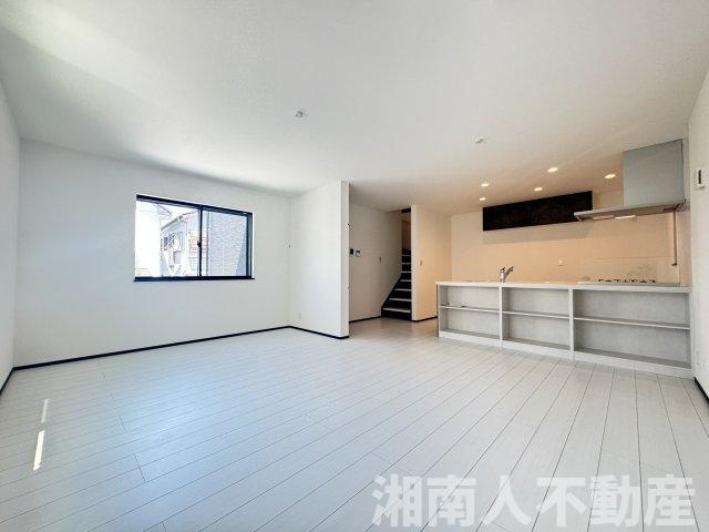 鎌倉市今泉３丁目新築戸建の居間・リビング|おしゃれな居間です