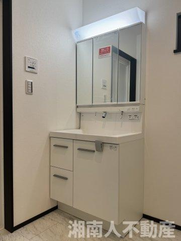 鎌倉市今泉３丁目新築戸建の独立洗面台|朝の支度にも助かる、独立の洗髪洗面化粧台