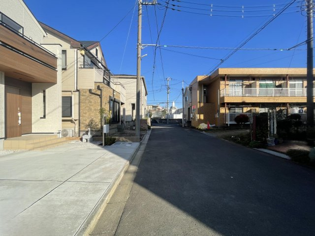 月々７万円台～　新築戸建　川越市的場7期の前面道路含む現地写真|南側 6.2ｍ位置指定(公道+私道)