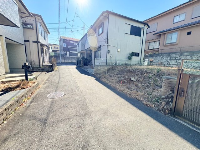 狭山市中央2丁目　建築条件なし売地　西武新宿線『狭山市駅』徒歩19分　【富士見小学区】の前面道路含む現地写真