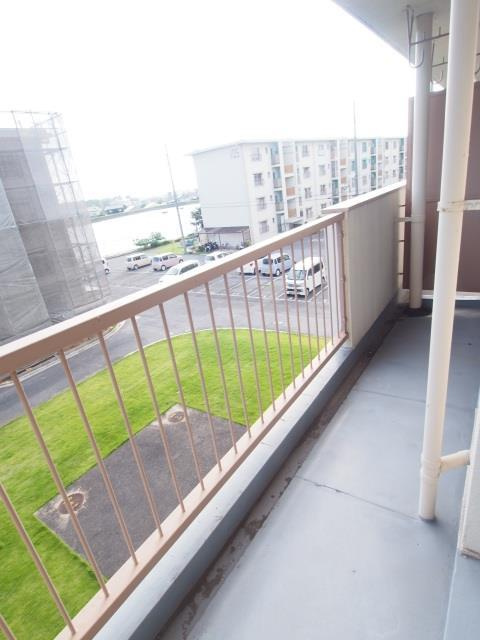 東加古川ファミリーマンション１０２号棟のバルコニー