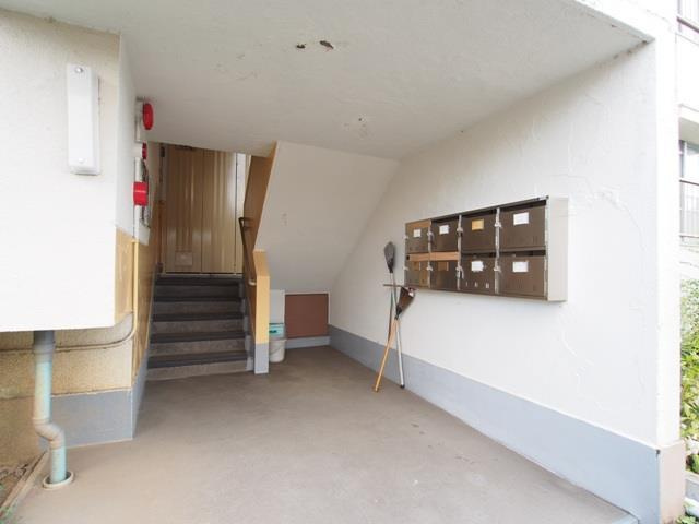 東加古川ファミリーマンション１０２号棟のエントランス