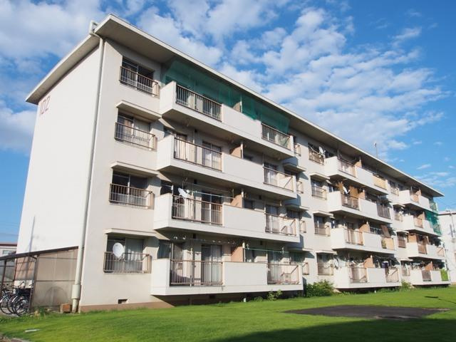 東加古川ファミリーマンション１０２号棟の外観