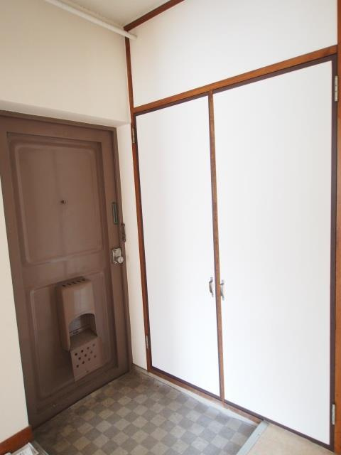 東加古川ファミリーマンション１０２号棟の玄関