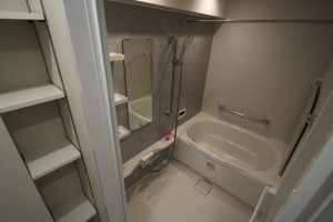 多摩川スカイハイツの浴室|充実した浴室収納棚