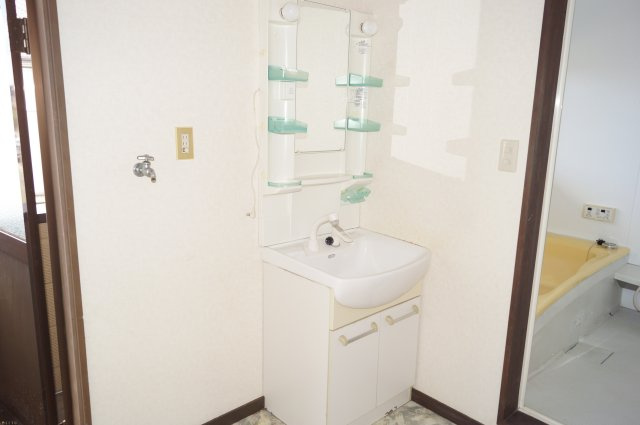 見附市学校町2丁目　中古住宅の独立洗面台
