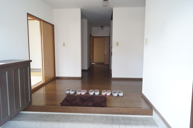 見附市学校町2丁目　中古住宅の玄関