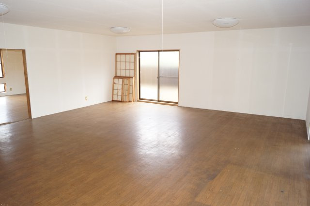 見附市学校町2丁目　中古住宅の居間・リビング