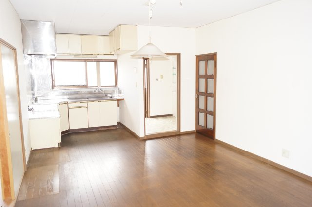 見附市学校町2丁目　中古住宅の居間・リビング