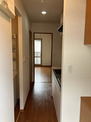 【玄関】 | ピュア・グリーン | 玄関から室内への景観です！キッチンの奥に洋室8.3帖のお部屋があります♪