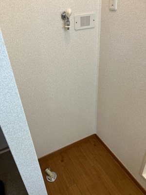 【設備】 | ピュア・グリーン | 洗面所にある室内洗濯機置き場です♪室内に置けるので洗濯機が傷みにくい☆