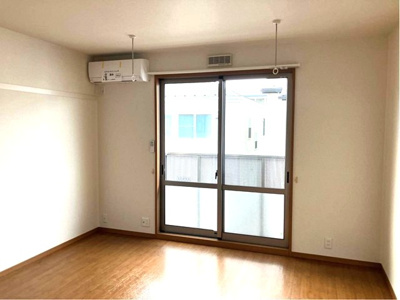 【洋室】 | ピュア・グリーン | 南西向き洋室8.3帖☆バルコニーに繋がるお部屋です！エアコン付きで1年中快適に過ごせますね☆