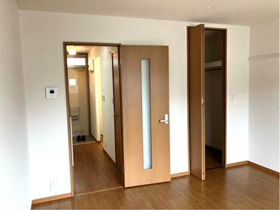 【寝室】 | ピュア・グリーン | 南西向き洋室8.3帖☆ウォークインクローゼットがあります♪お洋服の多い方もお部屋が片付いて快適に過ごせますね♪