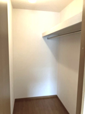 【収納】 | ピュア・グリーン | 洋室8.3帖のお部屋にあるウォークインクローゼットです♪たっぷり収納できてお洋服や荷物が多くてもお部屋すっきり☆