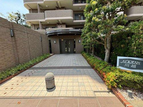 川越市中原町１丁目の中古マンションのエントランス|緑が映える素敵なエントランスです♪