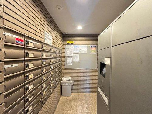 川越市中原町１丁目の中古マンションのその他共用部分|集合ポストと宅配ボックスです。