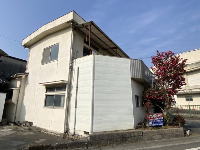 丹原町願連寺　住居付店舗の外観