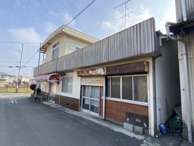 丹原町願連寺　住居付店舗の外観