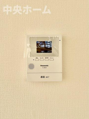 【セキュリティ】 | サンレイ天神橋 | 【モニターホン】誰が来たかすぐにわかるカラーモニター付きインターホン。通話ボタンを押すまでは室内の音は漏れていませんので相手を確かめてから応対できます。