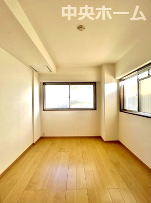 【寝室】 | サンレイ天神橋 | 【寝室】心と体をゆったりと安らげる主寝室。寝室のゆとりが大きい分だけ、暮らしの安らぎは深まります。一日の疲れを癒すだけでなく、ご夫婦の親密な語らいを紡ぎ出します