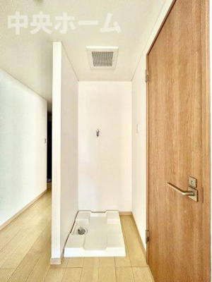 【ランドリースペース】 | サンレイ天神橋 | 【ランドリースペース】担当者がスケールを持ち歩いておりますので、ご見学時には現在お使いの洗濯機などがきちんと収まるかなどもチェックして下さい。見学前に測っておくと非常に便利だと思います。