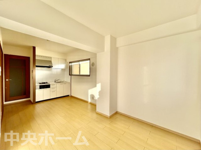 【居間・リビング】 | サンレイ天神橋 | 【居間・リビング】「ＬＤＫは家族団らんをデザイン」広いＬＤＫでは家族が集まり一緒の時間を過ごせる工夫がされております。何気ない一日の当たり前のひとコマがいつか一生の宝物になります