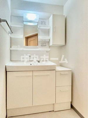 【独立洗面台】 | サンレイ天神橋 | 【洗面化粧台】身だしなみを整えやすい事はもちろんですが、鏡の後ろに収納スペースを設ける事により、散らかりやすい洗面スペースをすっきりさせる事が出来るのも嬉しいですね