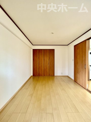 【洋室】 | サンレイ天神橋 | 【洋室】快適に過ごす条件は、一人ひとり違います。だからこそ飾り過ぎないシンプルな内装と偏り過ぎないデザインで統一しております。居住していく中でオーナー様だけの【マイホーム】に創り上げて下さい