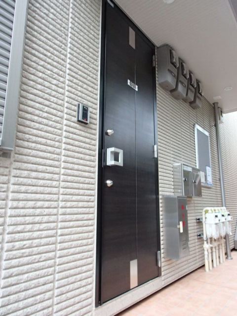 メゾン・クレストのエントランス|カギはディンプルダブルロック