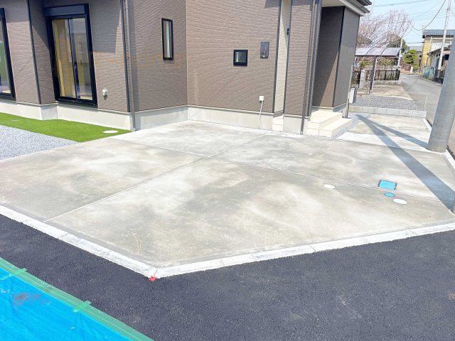 笠間市笠間6期　新築戸建て　2号棟の駐車場|カースペースは3台完備。ゲスト用のスペースも確保できますね♪