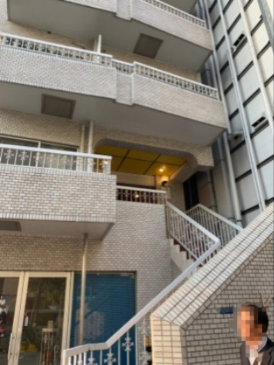 レック御成門川名ビルのエントランス