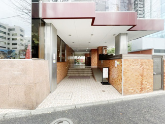 【エントランス】 | オートロックを備えた、マンションのエントランス。やはりセキュリティの観点は欠かすことができません。皆様を“安全”に送り出し、出迎えてくれます。～即日のご見学可能～　お問合せはお気軽にどうぞ。