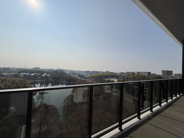 ブランズ桃山台の展望|雄大な公園が一望でき、日差しが入ることで明るい印象を持てる景色です！
