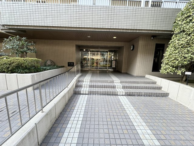 汐浜サンハイツのエントランス