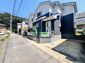 【前面道路含む現地写真】 | 【前面道路】
約4ｍ道路になります。
交通量が少ないので駐車の際はスムーズに行えます。