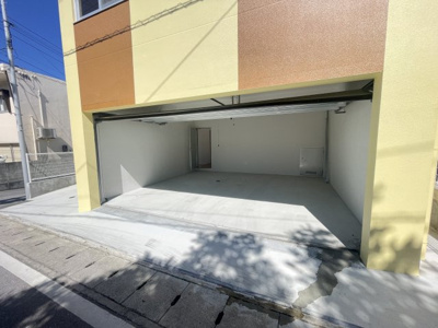 【駐車場】 | 読谷村渡慶次（限定1棟）オーシャンビュー | ガレージ屋内並列駐車2台♪（収納付き）