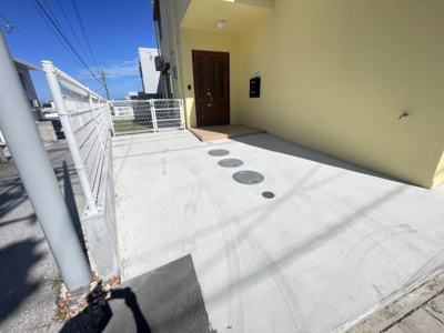 【エントランス】 | 読谷村渡慶次（限定1棟）オーシャンビュー | ゆとりあるエントランス♪車も停めれます♪