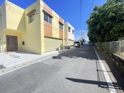 【前面道路含む現地写真】 | 読谷村渡慶次（限定1棟）オーシャンビュー | ※前面道路（角地）南東側5.3m　南西側4m