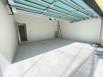 【駐車場】 | 読谷村渡慶次（限定1棟）オーシャンビュー | ガレージ屋内並列駐車2台♪（収納付き）