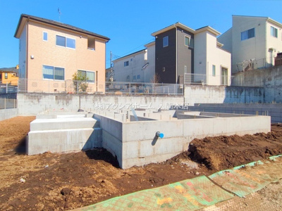 【外観】 | 入間市大字小谷田・全3棟　新築一戸建　2号棟 | 建築中現地写真(2025年3月10日撮影)