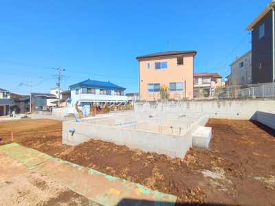 【外観】 | 入間市大字小谷田・全3棟　新築一戸建　2号棟 | 建築中現地写真(2025年3月10日撮影)