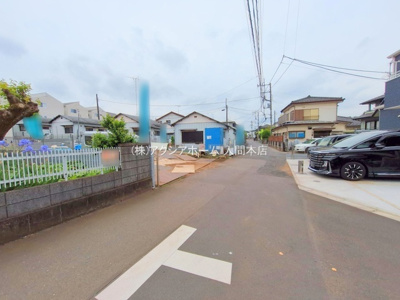 【前面道路含む現地写真】 | 入間市大字小谷田・全3棟　新築一戸建　2号棟 | 建築中写真（2025年5月9日撮影）