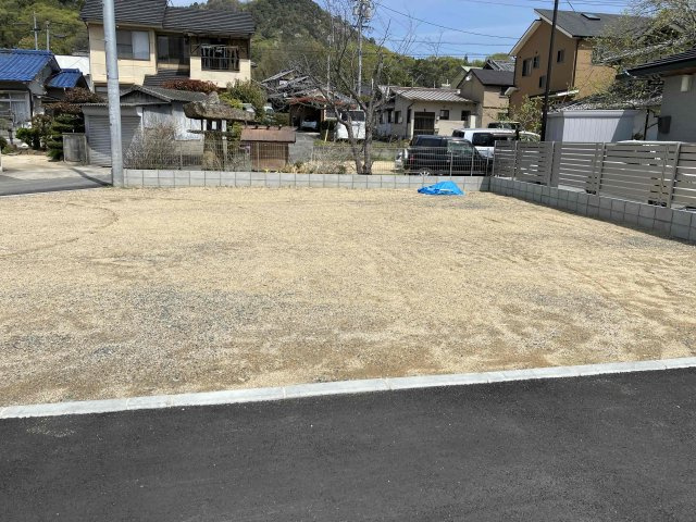 売土地　岡山県浅口郡里庄町里見の外観|南側隣地通路より 。外構工事済。建築条件無ですのでご希望の住宅会社様でご検討ください。
