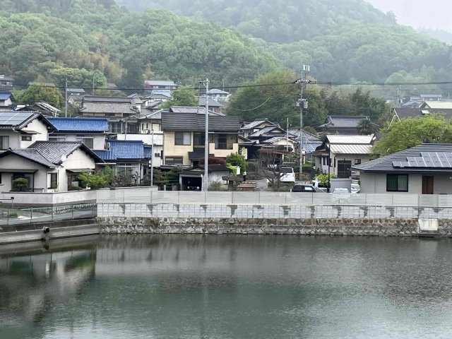 売土地　岡山県浅口郡里庄町里見の周辺|対象地南側池向こうより