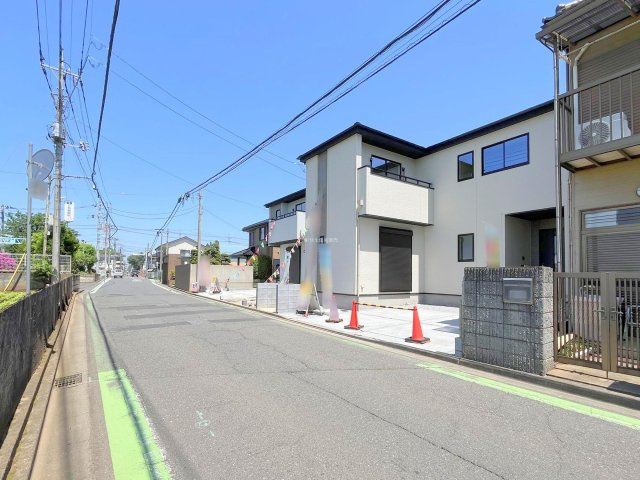 入間郡三芳町大字北永井の中古一戸建の前面道路含む現地写真|◇前面道路◇
南西側道路幅員5.2～6.1m、前面に棟が無く開放的です。